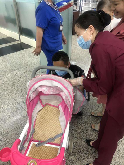 圖片1.png“真情服務”是讓旅客更加安心、放心、舒心的出行。行查室作為部門進港服務的最后一個環(huán)節(jié)，在日常工作中也很注重服務細節(jié)。6月10日，行查室工作人員幫助旅客打開嬰兒車，為她排憂解難。.png