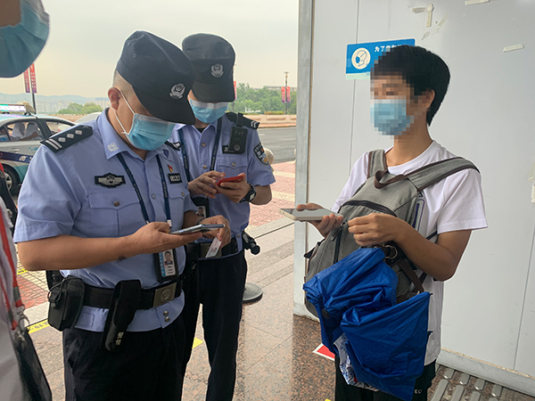安檢站查獲一旅客冒用他人健康碼、核酸證明副本.jpg