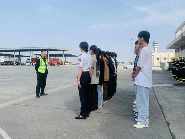 綿陽機場安檢站對閬中機場、民航校  實習生開展軍訓.png