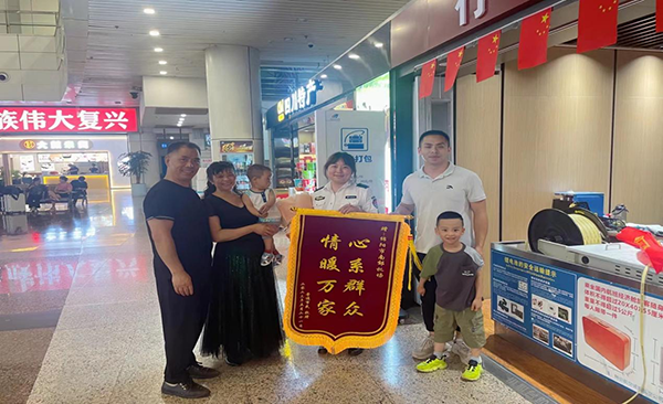 心系群眾，情暖萬家—— 綿陽機場安檢站暖心服務獲錦旗.png
